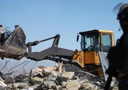 الاحتلال يهدم منزلا وبركسين في الديوك التحتا غرب أريحا