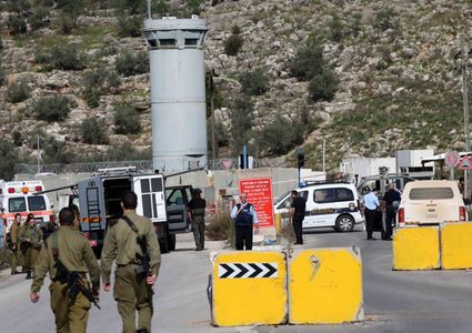 الاحتلال يغلق حاجز جبع شمال شرق القدس ويعتدي على المواطنين