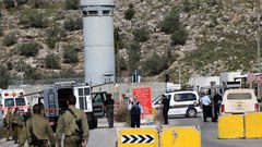 الاحتلال يغلق حاجز جبع شمال شرق القدس ويعتدي على المواطنين