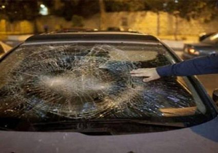 مستوطنون يهاجمون مركبات المواطنين في الخليل