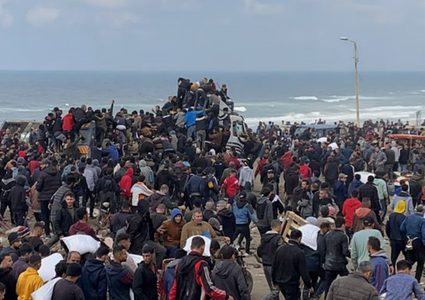 في غزة الطحين يمتزج بالدم والرغبة في البقاء على قيد الحياة