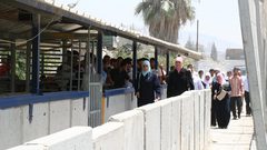 214 بوابة ومئات الحواجز الإسرائيلية تجعل الفلسطينيين يعيشون في سجن داخل سجن