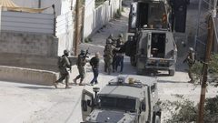 الاحتلال يعتقل مواطنا ونجليه من مخيم عقبة جبر