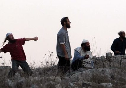 مستوطنون يهاجمون المزارعين ويجبرونهم على مغادرة أراضيهم غرب رام الله