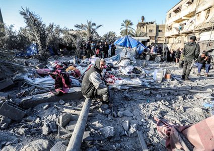 للمرة الثانية خلال 48 ساعة: الاحتلال يستهدف مواطنين ينتظرون المساعدات غرب غزة