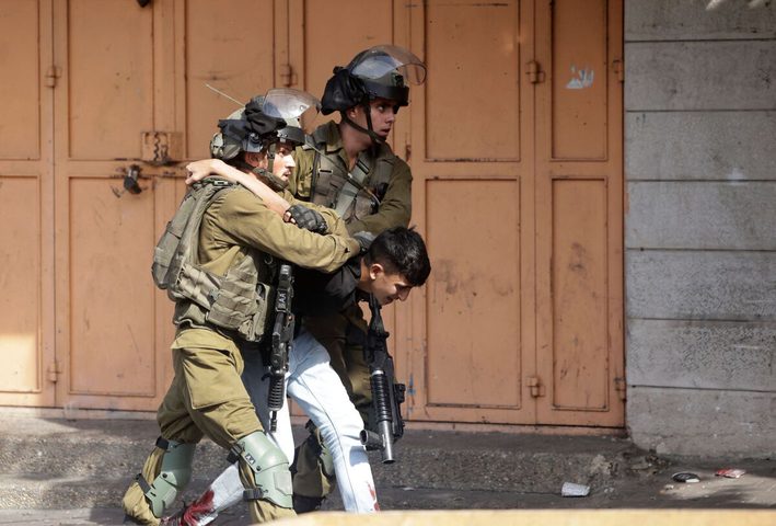الاحتلال يعتدي على شابين خلال اقتحام بيتا جنوب نابلس