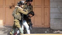 الاحتلال يعتدي على شابين خلال اقتحام بيتا جنوب نابلس