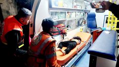 الدفاع المدني ينتشل شهداء ومصابين من تحت أنقاض منزل في رفح بعد قصفه