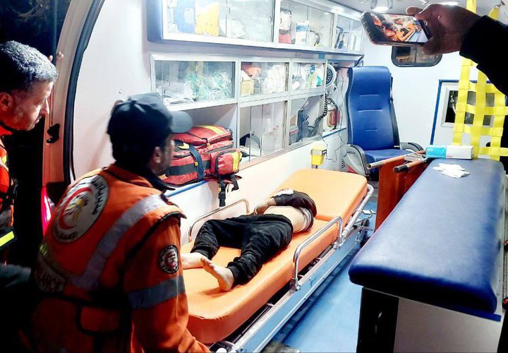 الدفاع المدني: انتشلنا شهداء ومصابين وعالقين من تحت أنقاض منزل عائلة أبو عنزة بحي السلام شرق رفح، نتيجة استهدافه من طائرات الاحتلال ليلة أمس.