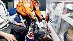 الدفاع المدني ينتشل شهداء ومصابين من تحت أنقاض منزل في رفح بعد قصفه