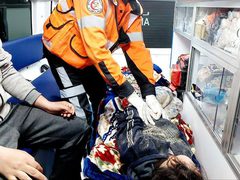الدفاع المدني: انتشلنا شهداء ومصابين وعالقين من تحت أنقاض منزل عائلة أبو عنزة بحي السلام شرق رفح، نتيجة استهدافه من طائرات الاحتلال ليلة أمس.