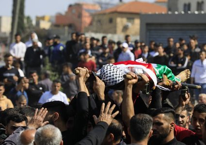 تشييع جثمان الشهيد مصطفى أبو شلبك في مخيم قلنديا شمال القدس