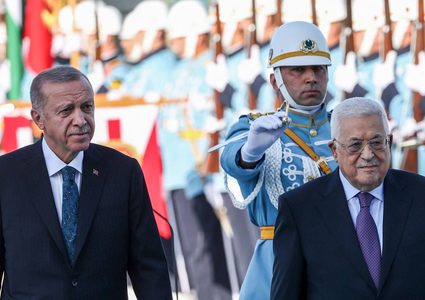 الرئيس عباس في تركيا لعقد مشاورات سياسية تزامناً مع استمرار العدوان على غزة