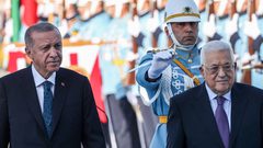 الرئيس عباس في تركيا لعقد مشاورات سياسية تزامناً مع استمرار العدوان على غزة