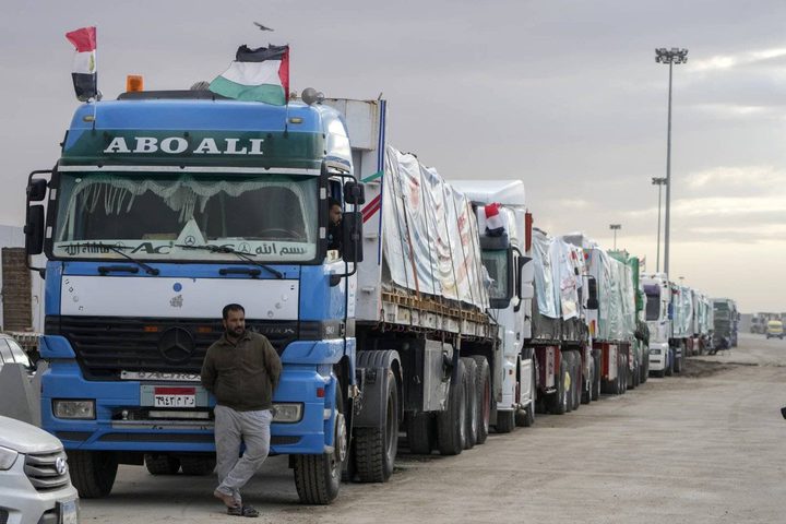 أكسيوس: نائبة بايدن أبلغت غانتس بأن إسرائيل مسؤولة عن حل أزمة إدخال المساعدات