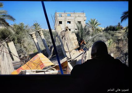 من فوق أنقاض منزل عائلة الفقعاوي في خانيونس الذي دمره طيران الاحتلال فوق ساكنيه