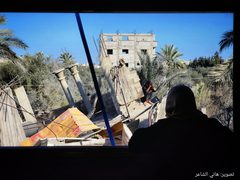 من فوق أنقاض منزل عائلة الفقعاوي في خانيونس الذي دمره طيران الاحتلال فوق ساكنيه