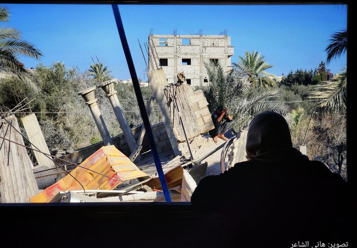 من فوق أنقاض منزل عائلة الفقعاوي في خانيونس الذي دمره طيران الاحتلال فوق ساكنيه