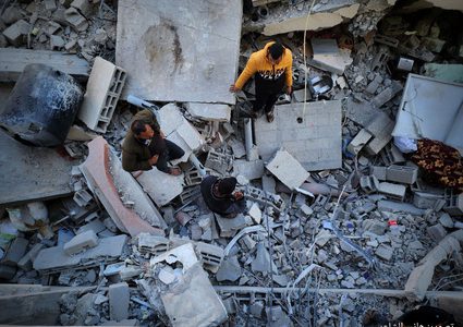 أنقاض منزل عائلة الفقعاوي في خانيونس الذي دمره طيران الاحتلال فوق ساكنيه