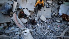 من فوق أنقاض منزل عائلة الفقعاوي في خانيونس الذي دمره طيران الاحتلال فوق ساكنيه