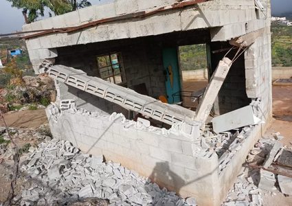 الاحتلال يهدم غرفة زراعية و3 بركسات في شقبا