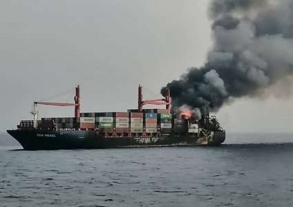 حريق على متن ناقلة بضائع وفقدان طاقمها في البحر الأحمر