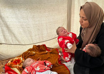 بالصور|نازحة تخوض مغامرة لإنقاذ توائمها الثلاثة من غزة إلى دير البلح تحت القصف
