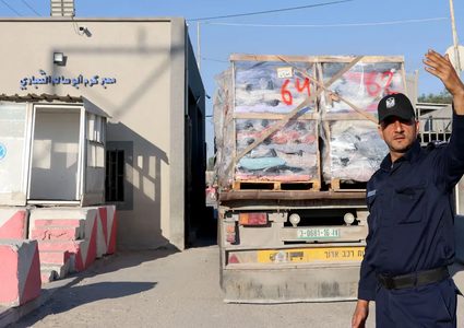 الإعلام العبري: إسرائيل تعتزم السماح بدخول المساعدات لغزة عن طريق البحر