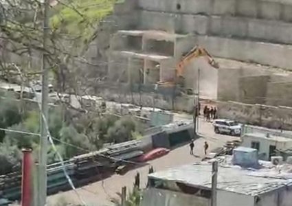 جرافات الاحتلال تهدم أسوارا في بلدة سلوان