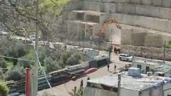 جرافات الاحتلال تهدم أسوارا في بلدة سلوان