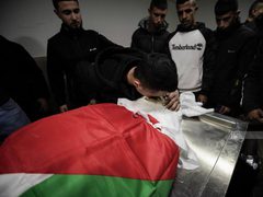 من وداع الشهيد نور الدين إبراهيم ياسين (18 عاما) من قرية دير أبو ضعيف شمال شرق جنين