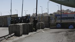 الاحتلال يغلق حاجز قلنديا وأحياءً في القدس ويعتقل شابا