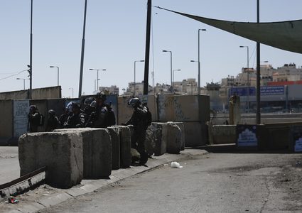 الاحتلال يغلق حاجز قلنديا وأحياءً في القدس ويعتقل شابا