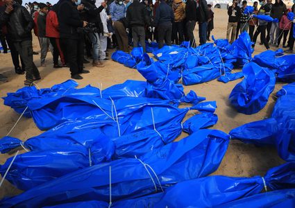 الاحتلال يسلّم جثامين 47 شهيدا سرقها من مناطق متفرقة في قطاع غزة