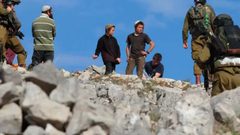 مستعمرون يعتدون على متضامنين اجانب في يطا