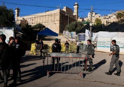 الاحتلال يضع مكعبات اسمنتيه اضافية عند الحرم الإبراهيمي
