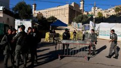 الاحتلال يضع مكعبات اسمنتيه اضافية عند الحرم الإبراهيمي