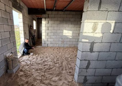 فلسطينيون يشيدون منازل من الحجارة للفكاك من جحيم الخيام