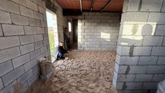 فلسطينيون يشيدون منازل من الحجارة للفكاك من جحيم الخيام