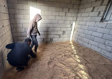 فلسطينيون يشيدون منازل من الحجارة للفكاك من جحيم الخيام