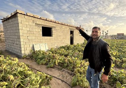 فلسطينيون يشيدون منازل من الحجارة للفكاك من جحيم الخيام