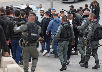 الاحتلال يعتدي على المصلين عند باب الأسباط