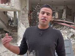 متطوعون ينتشلون الجثث من تحت الانقاض بامكانيات بسيطة