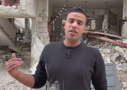 متطوعون ينتشلون الجثث من تحت الانقاض بامكانيات بسيطة