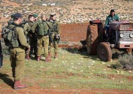 الاحتلال يستولي على جرار زراعي ومستوطنون ويطاردون الرعاة بمسافر يطا في الخليل