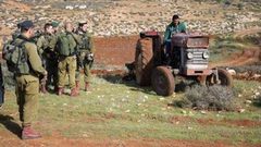 الاحتلال يستولي على جرار زراعي ومستوطنون ويطاردون الرعاة بمسافر يطا في الخليل