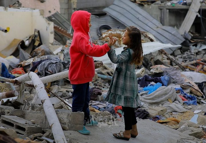 المواطنون يواجهون حرب التجويع في مخيم حباليا المحاصر