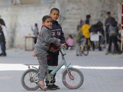 المواطنون يواجهون حرب التجويع في مخيم حباليا المحاصر