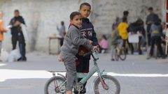 المواطنون يواجهون حرب التجويع في مخيم حباليا المحاصر