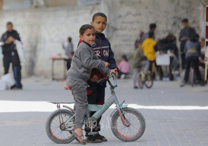 المواطنون يواجهون حرب التجويع في مخيم حباليا المحاصر